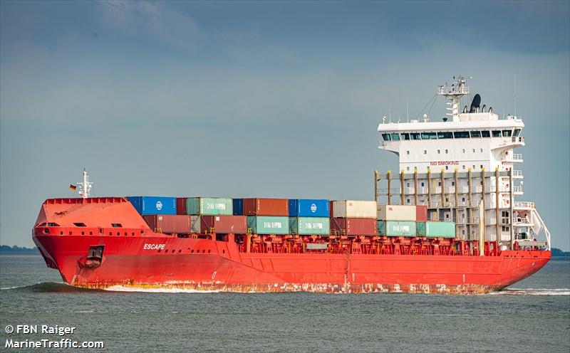 dezeekust's tweet photo. Containerschip draait rondjes vanwege defect roer, koerst aan op Oost Vlieland-West Vlieland. 
Weten we al iets over de (hoeveelheid) lading @Kustwacht_nl? 

#dezeekust #escape https://t.co/asZQ5aG6NM