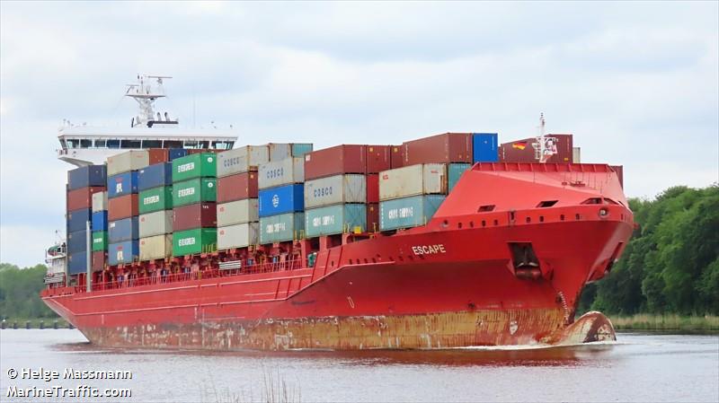 Containerschip draait rondjes vanwege defect roer, koerst aan op Oost Vlieland-West Vlieland. 
Weten we al iets over de (hoeveelheid) lading <a href="/Kustwacht_nl/">Kustwacht Nederland</a>? 

#dezeekust #escape