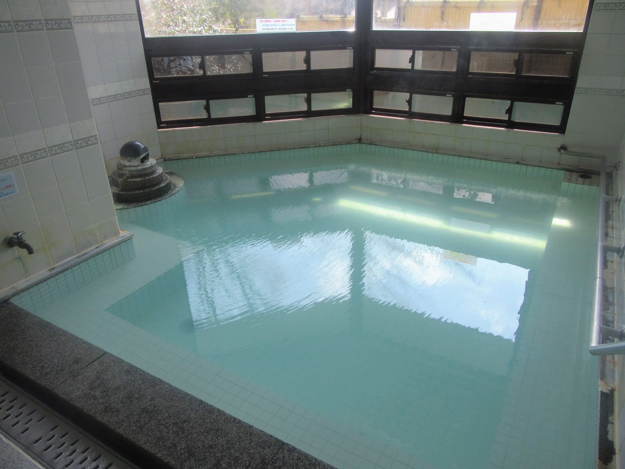 あずねぇ 岳温泉 あだたらふれあいセンター 500円 岳の温泉街から少し離れた宿泊もできる施設 公営なのかな 13時ぴったりにならないと入れてもらえなかった 女湯は小浴場でこの広さ 男湯はもっと広そう 加水かけ流しとの表記だけど 加水され