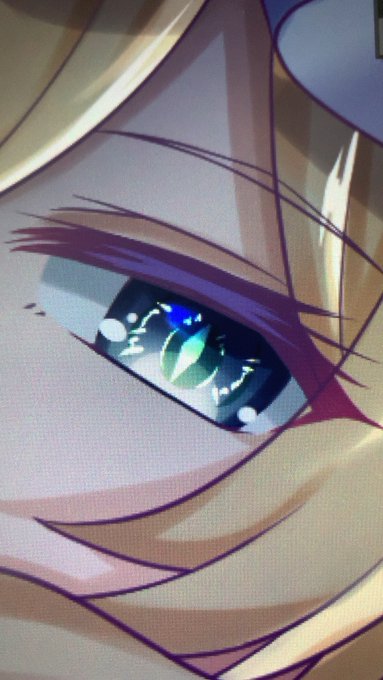 藍様の瞳孔は獣っぽくとがらせるのがトレンド 