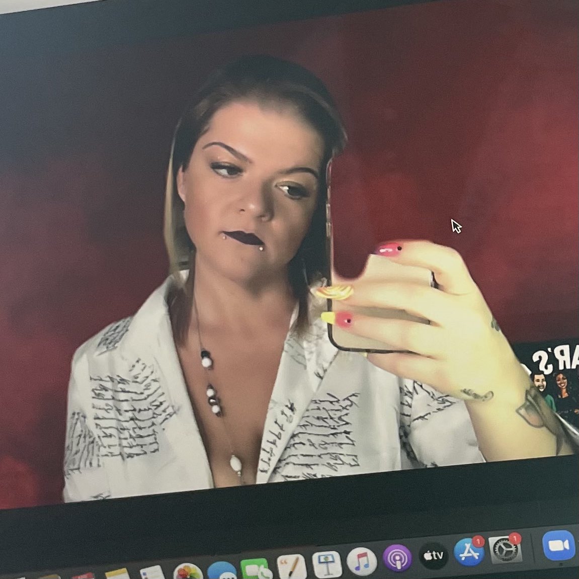 JessWellington2's tweet photo. Iβll say it! Ya girl be looking hella good on zoom! #zoom #filterme #filter #oook #hella #goodvibes #feelingit https://t.co/D2tTMtBdin