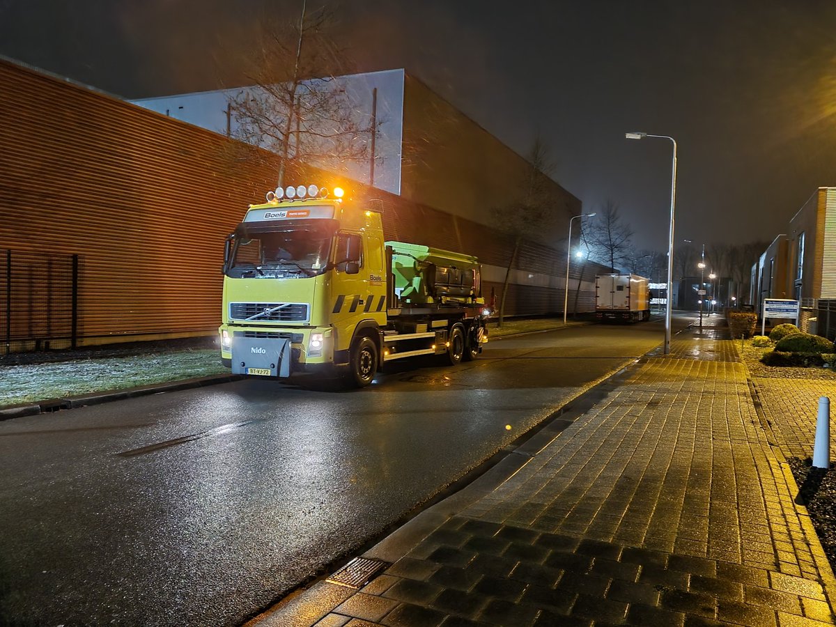 Janbast43's tweet photo. Dit zal toch wel de laatste keer zijn dit seizoen???@ROVAamersfoort @boels Nog nooit zo laat in het seizoen gestrooid en doe dit toch al 10 jaar https://t.co/lIzfbQp4O7