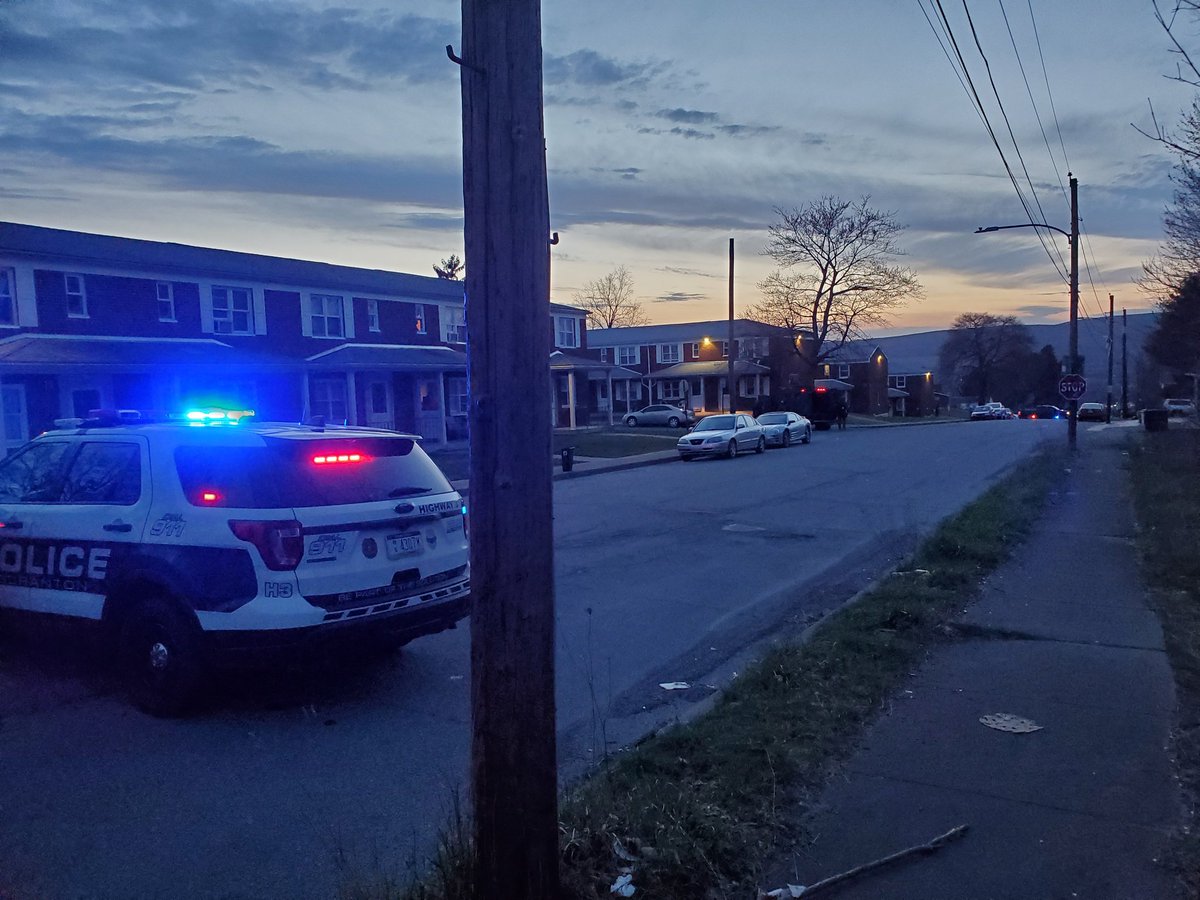 #BREAKING: #Scranton police and the SWAT team are raiding a home in the Hilltop Manor housing complex.