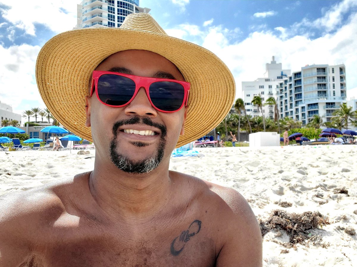 Cedric324's tweet photo. How To Get a Beach Body:
Step 1: Take your body. 
Step 2: Go to the beach. 😎
#beachday #springbreak #birthdayfinale https://t.co/eelOAExo5p