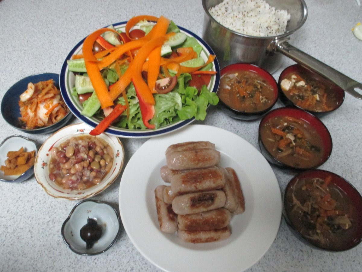 毎日安い晩ご飯 夕食です ソーセージを買って焼いただけです サラダは 旦那に頼みました 皆さん こんなのでも大丈夫ですよー 一応食べれるもの出しました