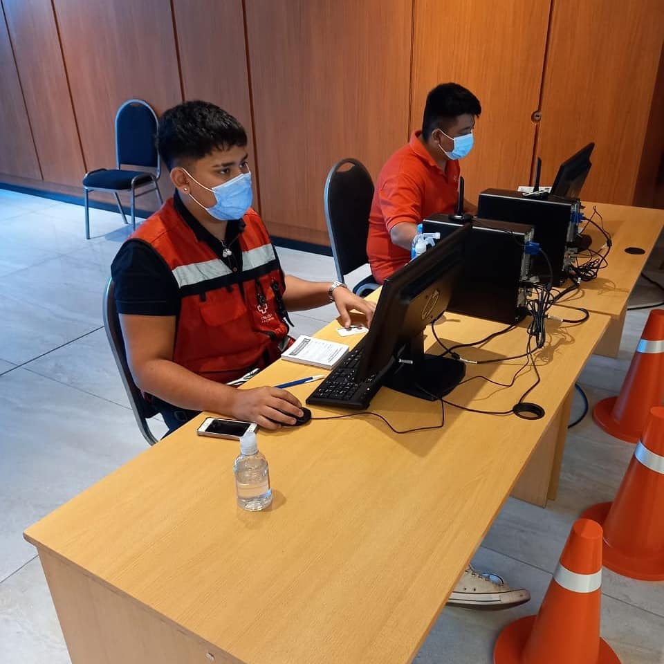 CRA_CBA's tweet photo. ⛑️ Nuestro voluntariado presente en el Centro de Convenciones Córdoba  en la jornada de vacunación. 💉 

#CruzRojaSiempreEstá ♥️
#CruzRojaTeCuida ⛑️
#voluntariado #bioseguridad
#vacunacion #covid_19 
#vᴀᴄᴜɴᴀcᴏᴠɪᴅ19 https://t.co/it7QC9XdQo