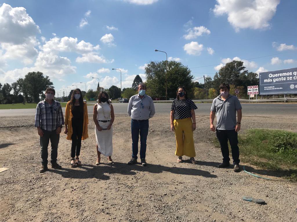 patriciogok's tweet photo. En #Pergamino con el Administrador de @VialidadNac @GustavoHArrieta recorrimos el cruce de la #RN188 y la #RN32 junto a concejales del distrito, quienes nos solicitaron obras para poder mejorar la seguridad del cruce de ambas rutas
#ReconstruccionArgentina #vialidadnacional https://t.co/AP9g1hL9fw