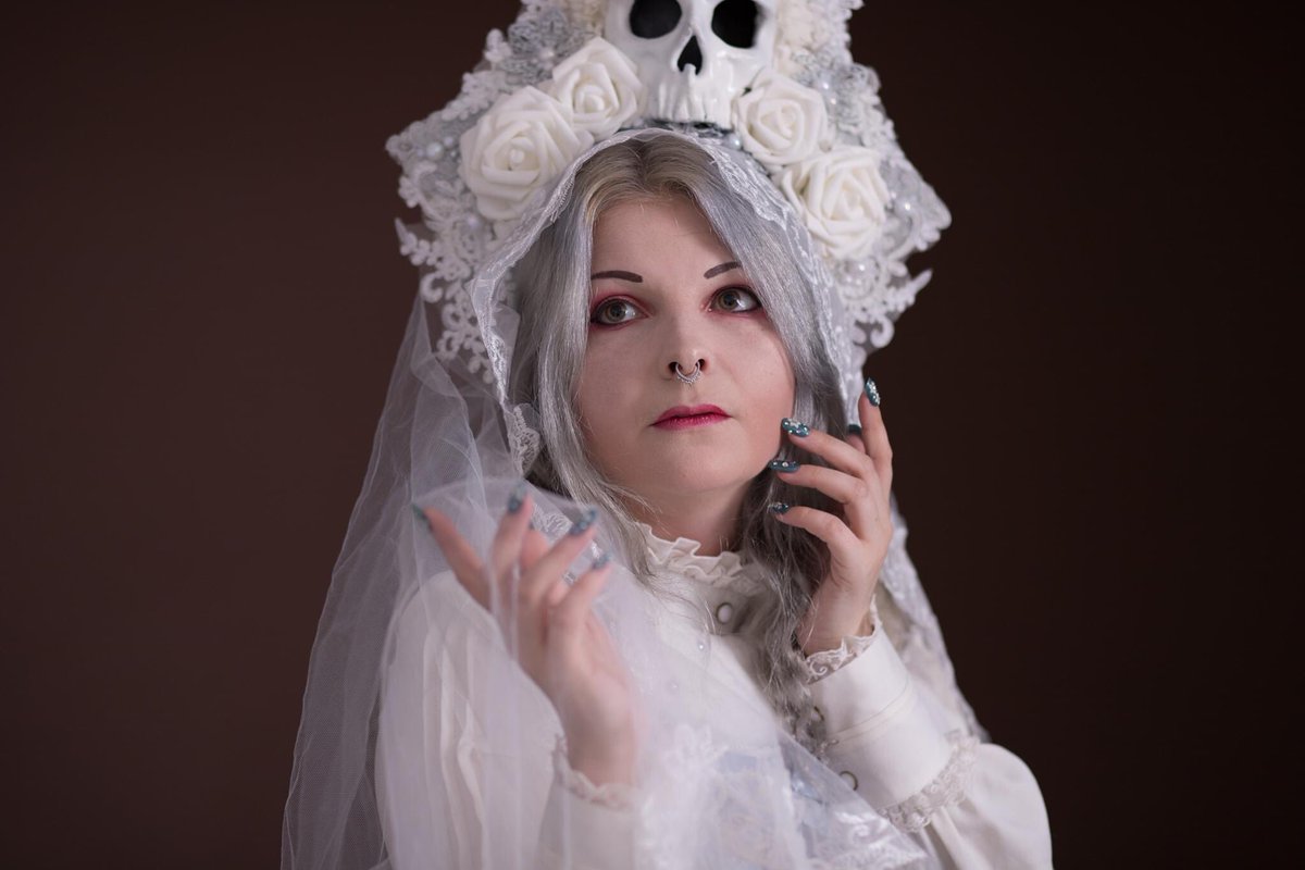 Makememagical's tweet photo. So I’ve joined the world of Twitter. Yet another account to keep up to date with! 
Starting off with a before and after Photoshop edit. 

#photoshop #photography #GothicBeauty #gothic #gothicedit #photoshop_editing #photoshop_art #photoshop #beforeandafter #gothicart https://t.co/QBysufk8AD