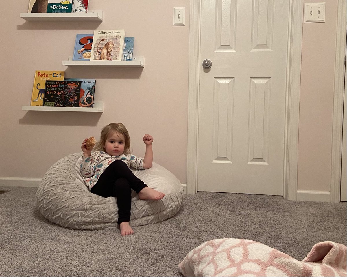 randouken's tweet image. Frozen hamburger buns, the bedtime snack of the sophisticated lady.