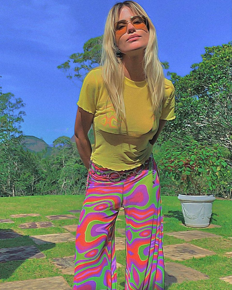 usearole's tweet photo. PSY 🍄 céu azul, natureza e a @antoniamorais de PANTALONA PSY = T U D O ✨ #usearole https://t.co/IEoDoiBM6o
