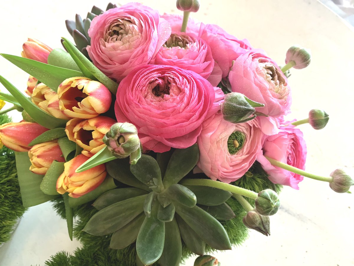 FlowerfulHeart's tweet photo. A few days late, and still in season. 🐣 Happy #Easter from my Flowerful Heart to you! 🌷💛🍃

#HappyEaster #freshflowers #spring 

@TheFlowerWorld https://t.co/O9uiFIOi6Z