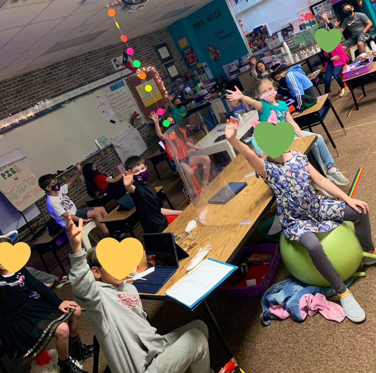 CowenMy's tweet photo. When your @BaylorMBB @Baylor win the National Championship, classes @EagleRidgeKISD greet you with an amazing #SicEm the next morning💛💚 https://t.co/GghwoMPgQW