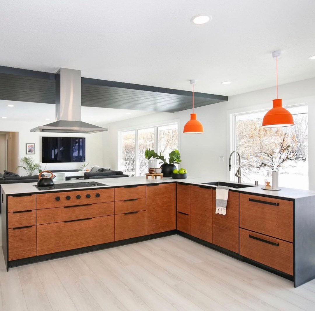 DiscoverZephyr's tweet photo. This kitchen remodel took the space from drab to fab! What element is your favorite in the new design? We especially love the balance of warm &amp; cool wood tones &amp; the pop of color from the pendant lighting. Well done! #TransformationTuesday
Credit: @puustelliusa
Hood: Anzio Island https://t.co/58mUaw5I7i