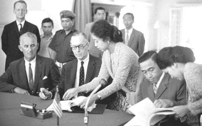 kasmenyalasu's tweet photo. 7 april 1967 - 7 april 2021 
Tepat 54 tahun lalu kontrak karya PT. Freeport di teken oleh Soeharto. setelah babak berdarah dari tahun 65-66 pembersihan partai komunis dan pengikutnya menyisihkan ABRI menjadi pemenang telak kekuasaan politik dan birokrasi waktu itu.

Next>> https://t.co/s2LRftOygV