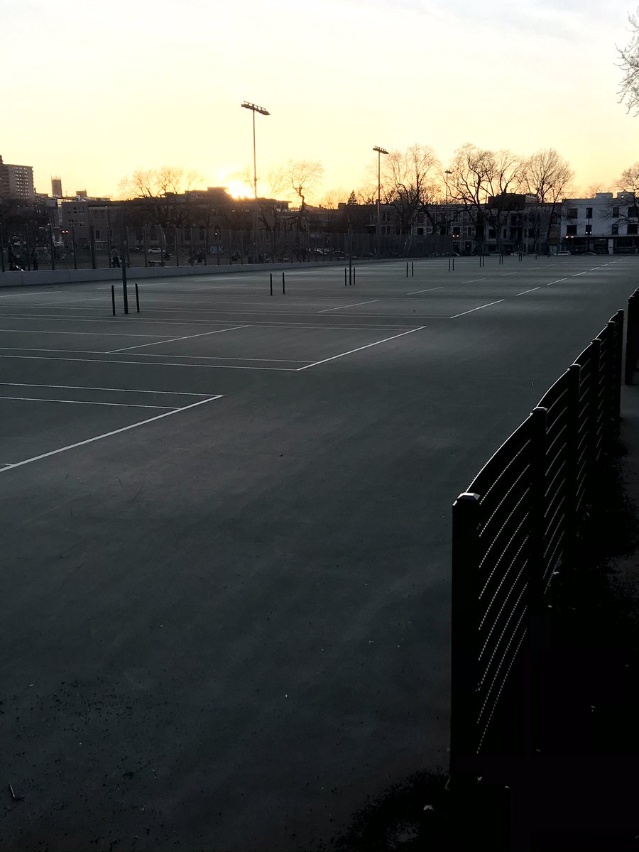 Lavoie_Seb's tweet photo. @LucRabouin @CQCD_Express @AffairesMtl @ASDCM Bonjour Luc, est-ce que vous pourriez aussi installer « express » les filets de tennis aux parc Jeanne Mance et lafontaine ? Il y a des sportifs qui ont hâte dans votre secteur; merci https://t.co/OkcKdlA5r4