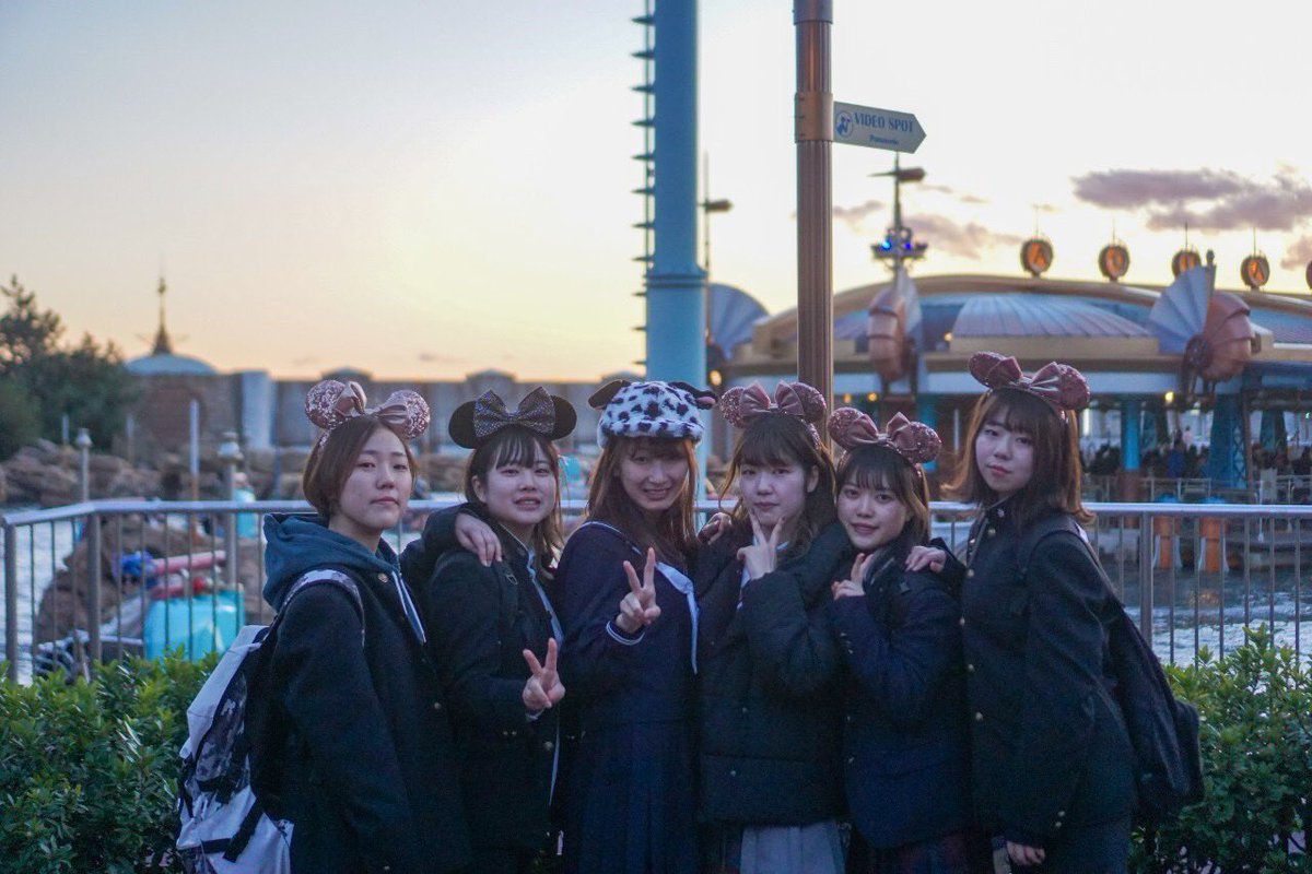 早慶戦支援会 イベント紹介 制服ディズニー はじめての制服ディズニー企画でした ただ 支援会員は普段から学ラン に馴染みがあるせいか 女子も含め8割が学ランを着ている制服ディズニーになりました でもそこが好きだっ