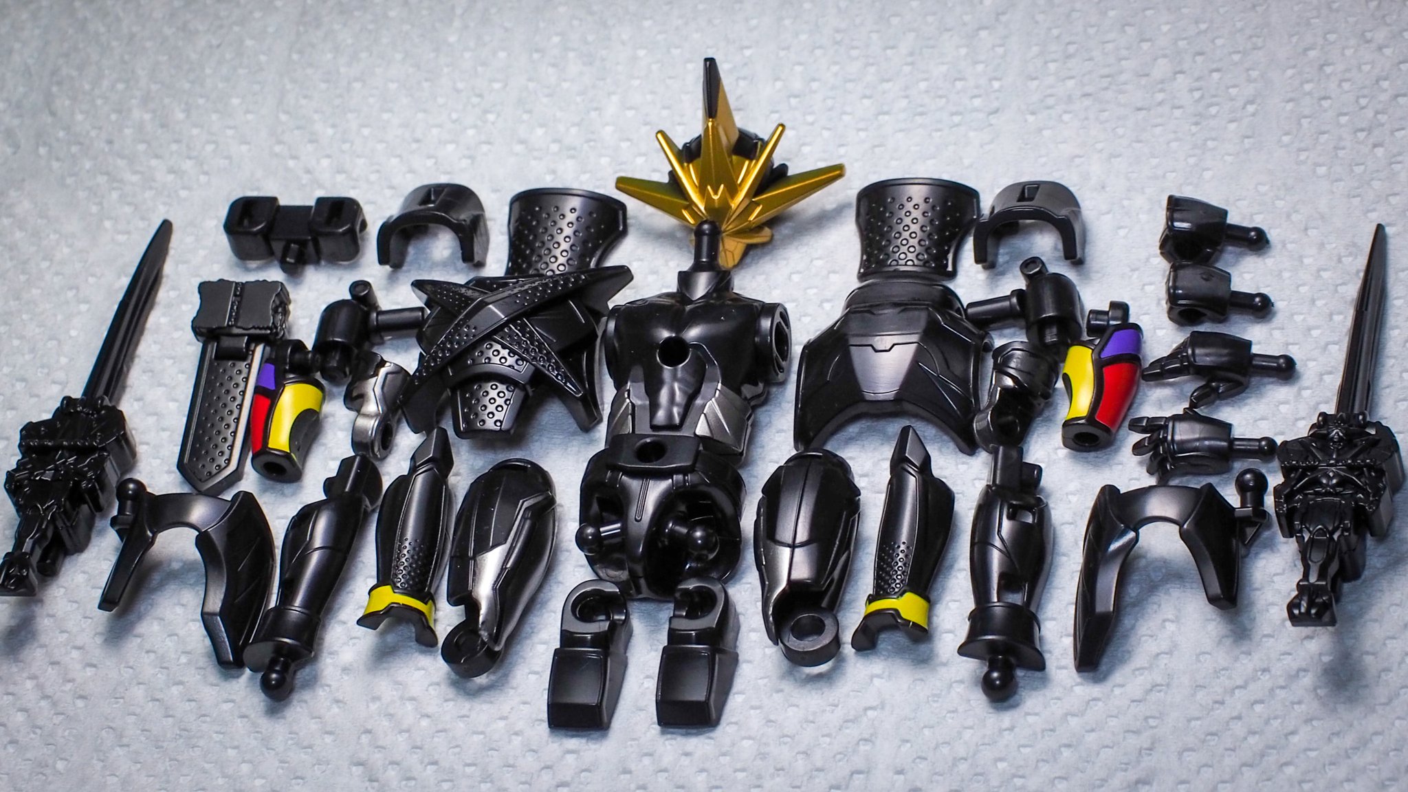 Kume 装動 仮面ライダー最光 エックスソードマン 着手しました 仮面ライダー最光 剣状態 も合わせて着手 最光シャドーはシール仕上げで エックスソードマンのドットがモールド化されていて塗装派にも嬉しい このブツブツ感は苦手な人いるかもですね