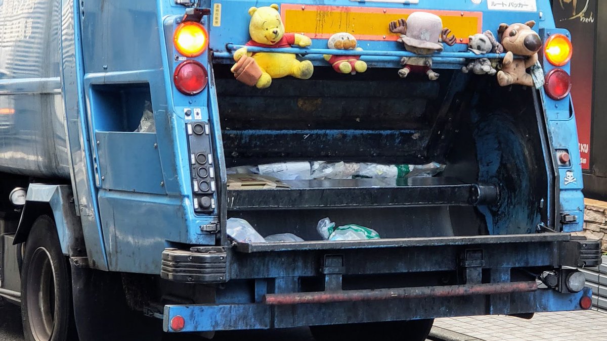 捨てられたぬいぐるみを保護するゴミ収集車の運転手に幸あれ なんかグッとくるものがある 日本人のある種のメンタリティ Togetter