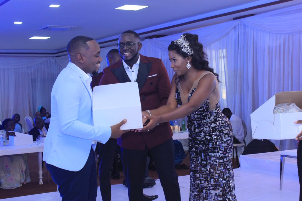 mousteydj's tweet photo. Who is your most important wedding guest? For this couple... it was their Dj 🎧
#weddingbymousteydj #RealSounds #naijaweddings #Realdeejays #weddingguest #weddingdj #Destinationdj #Kwikiriza
https://t.co/ciMQ3OTnDT https://t.co/usCJRsbpwo