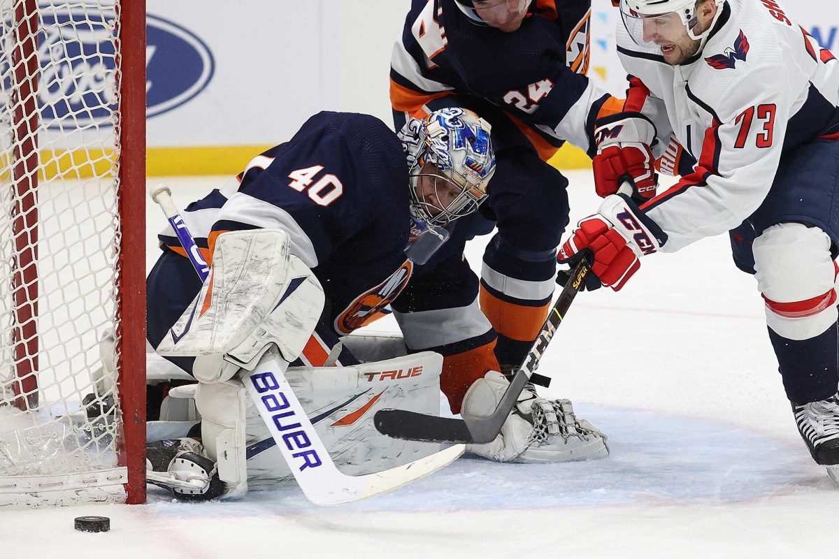 Semyon Varlamov, Islanders blank Capitals to move into first place tie