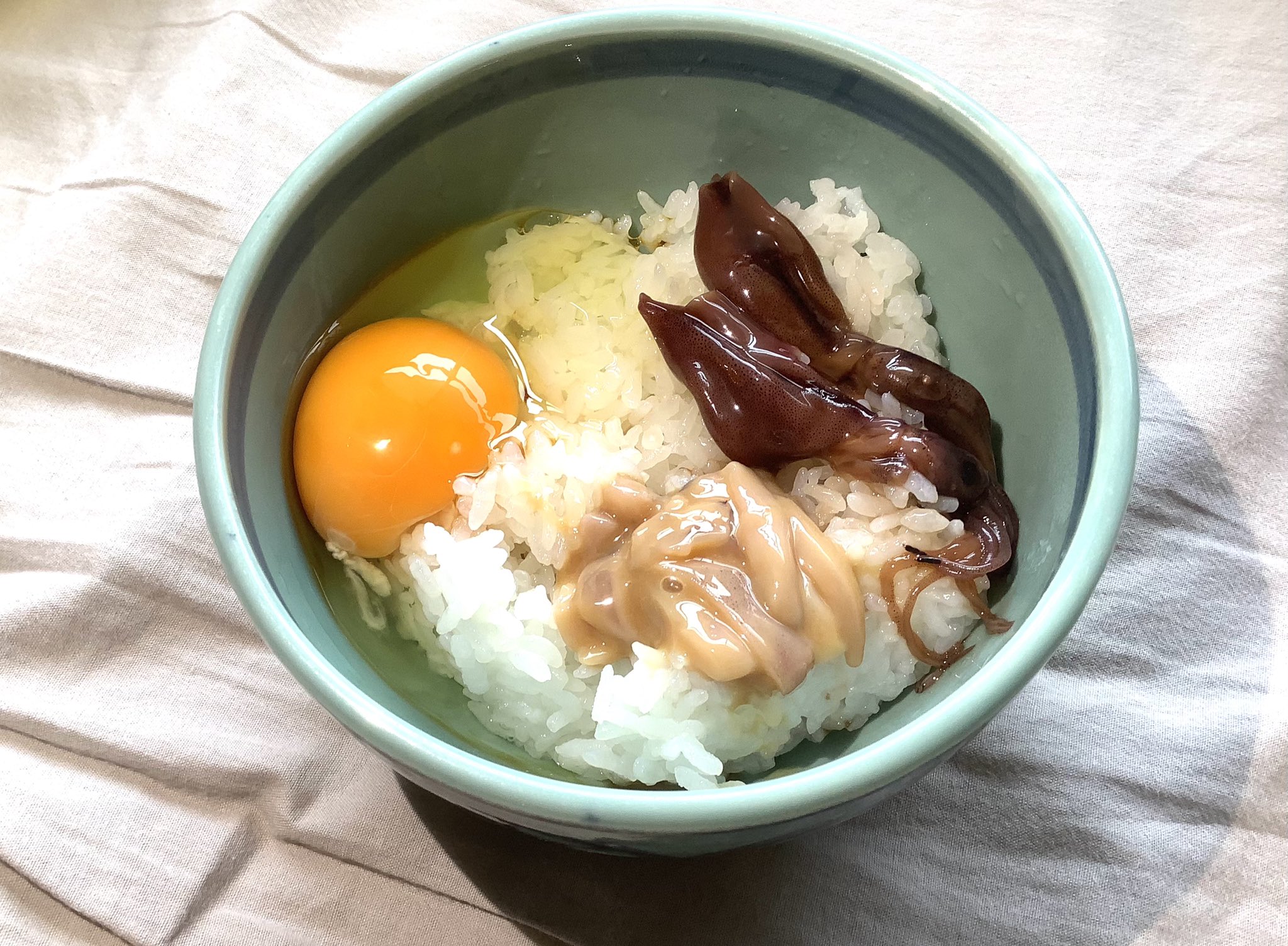 ジョウ 久々の玉子掛けゴハン Tkg With イカの塩辛 ホタルイカの沖漬け 塩辛は生臭さでtkgの負け 沖漬けは結構イケる ライフワーク的な Tkg あと一品シリーズ は続く Ww T Co Urabkkktso Twitter