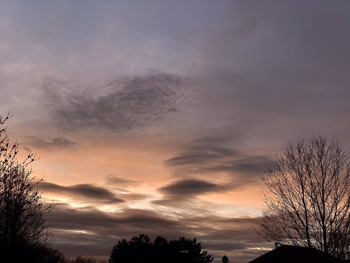 CaptBilboTweets's tweet photo. @StormHour #EerieSkies #RhodeIsland 04.06.21 https://t.co/dmXYo5e92l