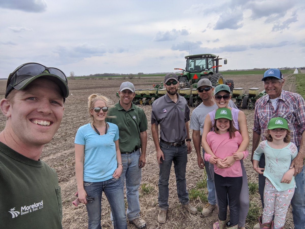 MorelandSeed's tweet image. It was a beautiful day for a corn plot! Thank you to Riedel Farms for putting in our first @PioneerSeeds plot of the year! The best part was, having 3 generations helping, true family farming! #familyfarm #plant21 #cornplot #plantpioneer