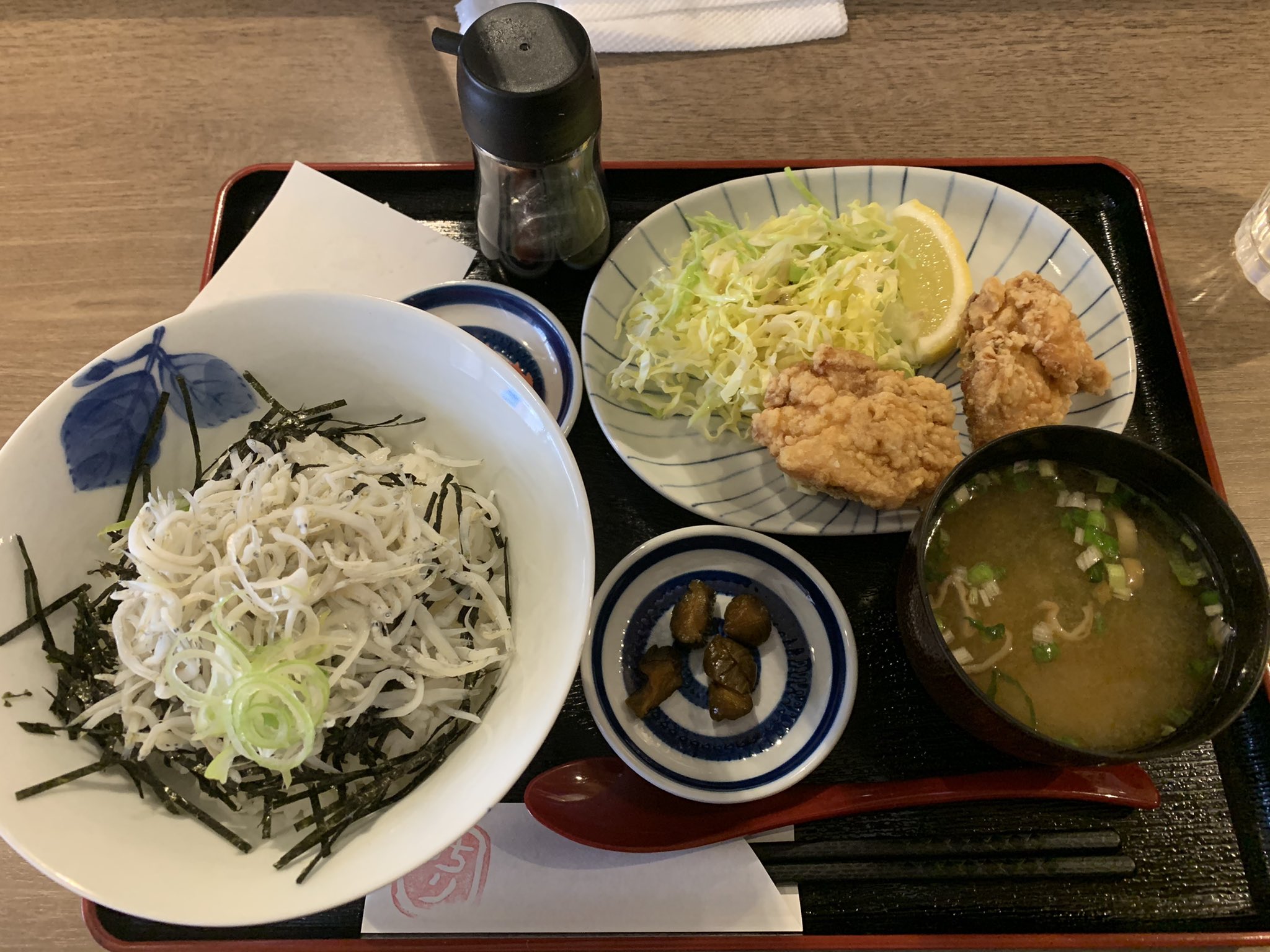 保土ヶ谷クオーレ整骨院 保土ヶ谷駅東口商店街の はちり さん また行きましたー しらす丼と唐揚げセット 700円 ご飯おかわり自由 です どんぶりに隠れてるけど 小鉢でたらこも付いてます 唐揚げデカイから２つでも結構腹にきますよ笑 ランチ