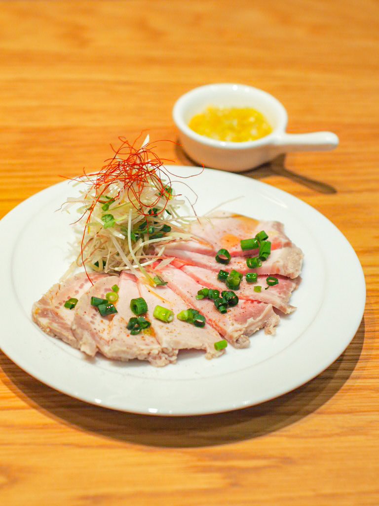 msbrewing_2nd's tweet photo. 2食限定！レアキャラスペシャルフード！
登場しております(^_−)−❣️

茹で豚の葱ソース添え　
780円

北海道産豚ロースを低温調理し、
しっとり茹で豚に仕上げました🍎

薬味と一緒に葱ソースで
お召し上がり下さい(* 'ω')ﾉ https://t.co/TP7y9UzCBz