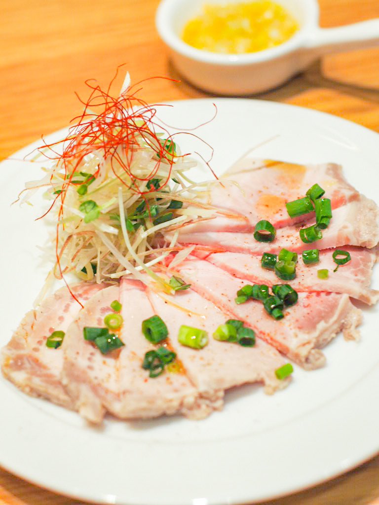 msbrewing_2nd's tweet photo. 2食限定！レアキャラスペシャルフード！
登場しております(^_−)−❣️

茹で豚の葱ソース添え　
780円

北海道産豚ロースを低温調理し、
しっとり茹で豚に仕上げました🍎

薬味と一緒に葱ソースで
お召し上がり下さい(* 'ω')ﾉ https://t.co/TP7y9UzCBz