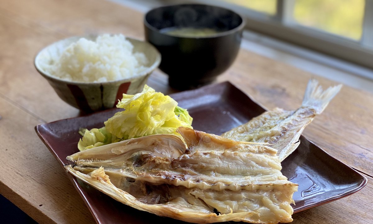 カマス一夜干し定食！

今日もお魚福袋から。カマスを塩して1日干したのですが背開きじゃないから見た目カマスっぽくない💧でもさすが”カマスの焼き食い一升飯”と言われるだけあって白飯との相性は抜群😆秋の魚だけど身の厚いおおぶりな本カマス（多分）で充実の味でした！