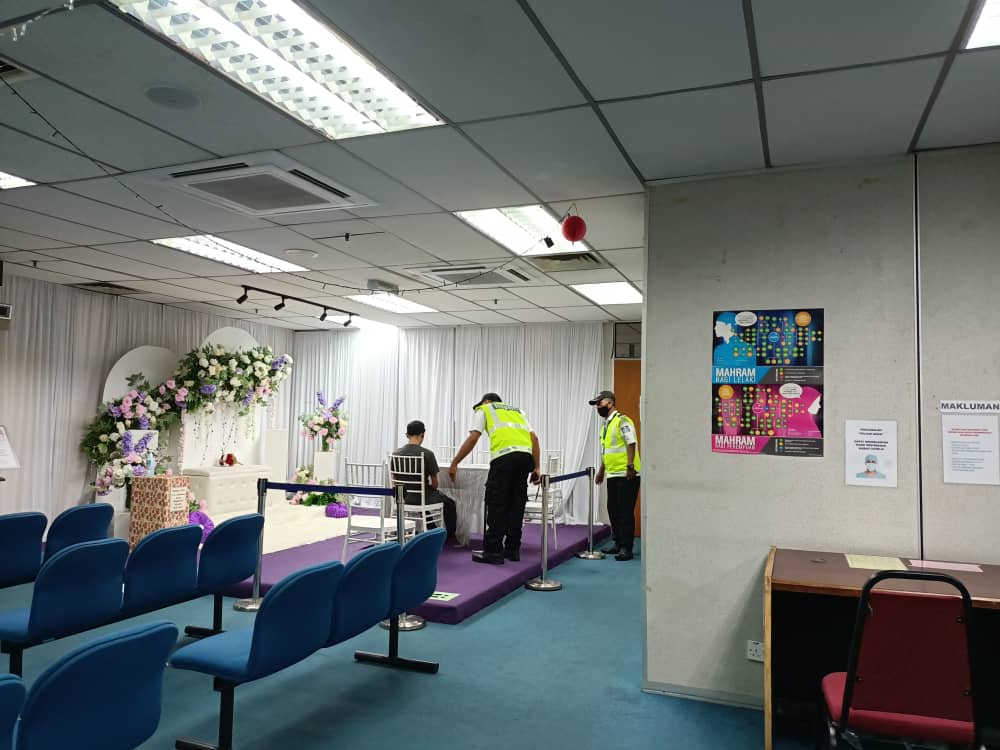 myJAWIKL's tweet photo. Allahu. Ini kisah benar, bukan rekaan ataupun imaginasi novel cinta. Seorang pemuda tidak semena-mena, tidak berkasut, memasuki ruang majlis akad nikah di JAWI pagi ini, terus duduk di pelamin, berzikir dan mengaji dengan kuat. https://t.co/xmVvapDaF8