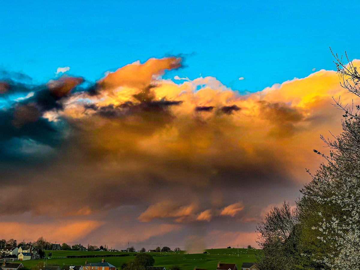 Spring weather over Gloucestershire !! #Cotswolds #clouds #weather #Weatheruk #cotswoldlife #gloucestershire #countryfile #England #landscapephotography #naturephotograpahy