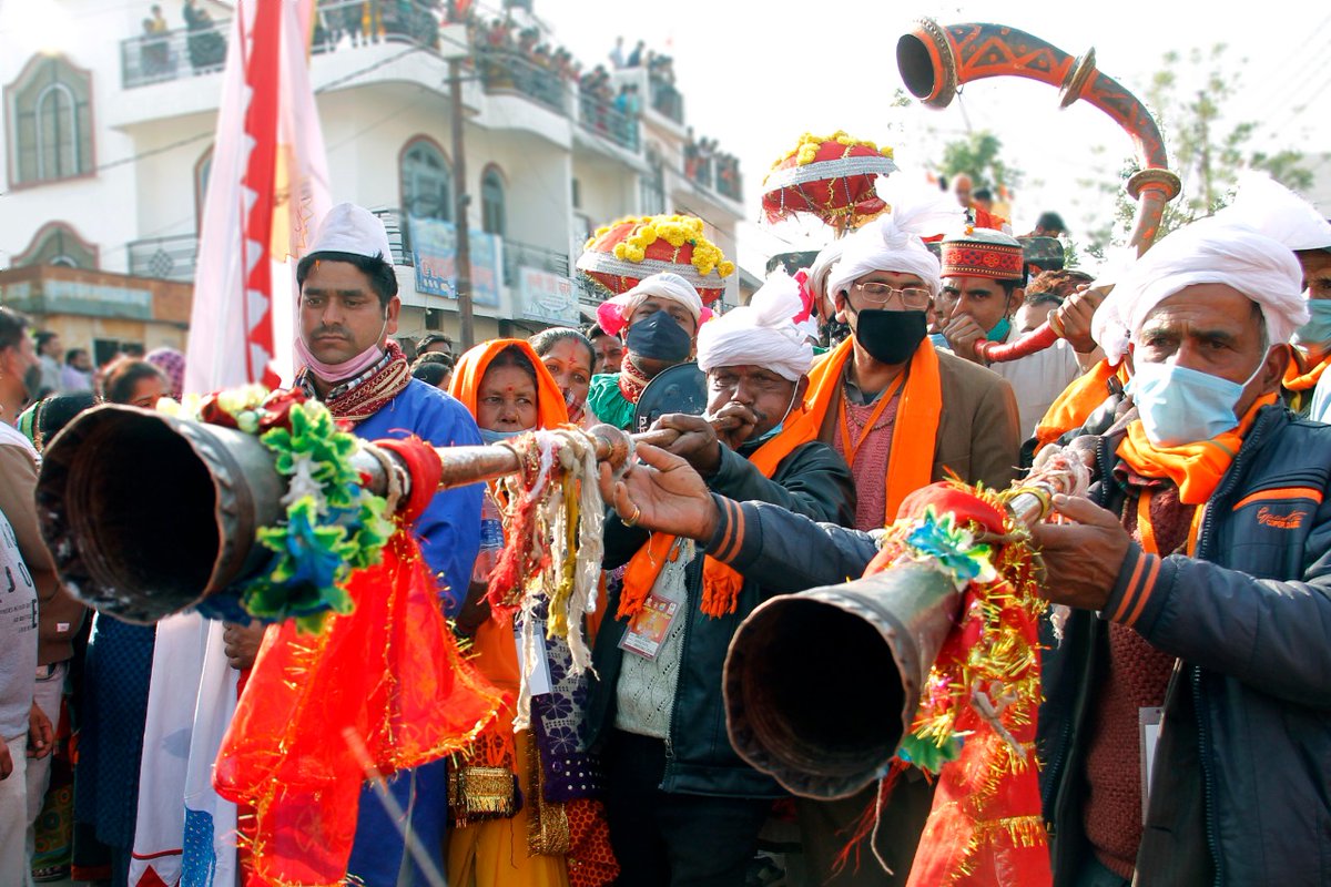 कुंभ में अखाड़ों की पेशवाई में उत्तराखंड की संस्कृति और लोक कलाओं को विशेष अहमियत दी जा रही है।अखाड़ों की  निकाली जा रही पेशवाई में जहां उत्तराखंड के लोक वाद्य यंत्रों ढोल दमाऊ और रणसिंघों कि गूंज सुनाई दे रही है तो कुमाऊं का छोलिया नृत्य आदि भी  आकर्षण का केंद्र बने हुए हैं।