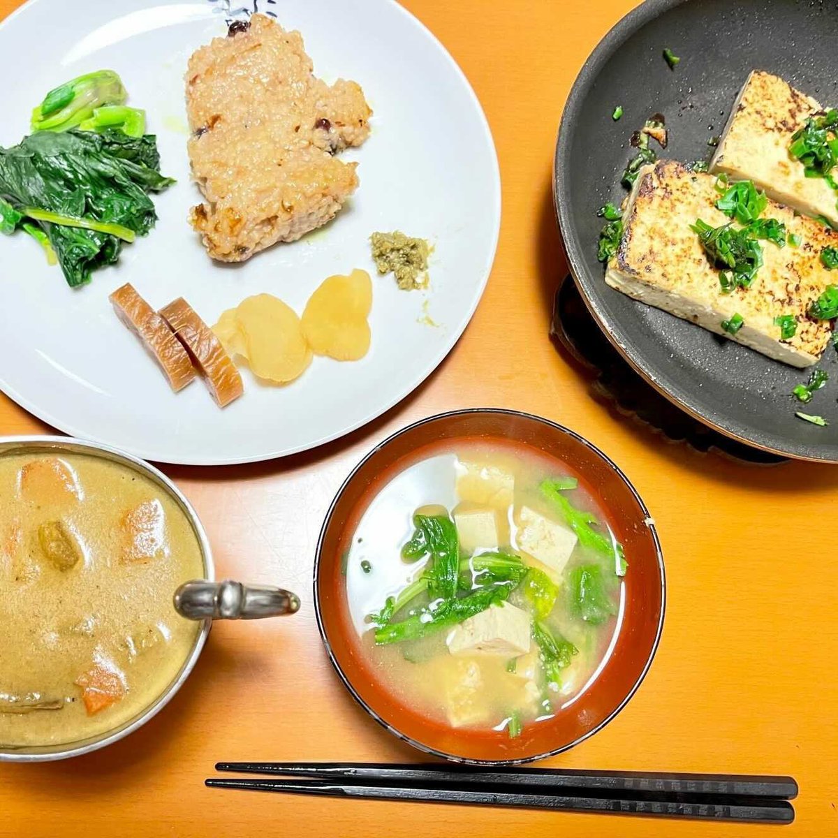高橋ひなこ S Tweet 昨日のお昼は 時間がなくて 国会内の控え室でお弁当を食べました 夜は 実は同じメニュー ココナッツカレー ほうれん草 ふきのとう味噌 に 賞味期限が切れそうなお豆腐を使った味噌汁と 豆腐ステーキを作りました 割烹ひなこ 昨日