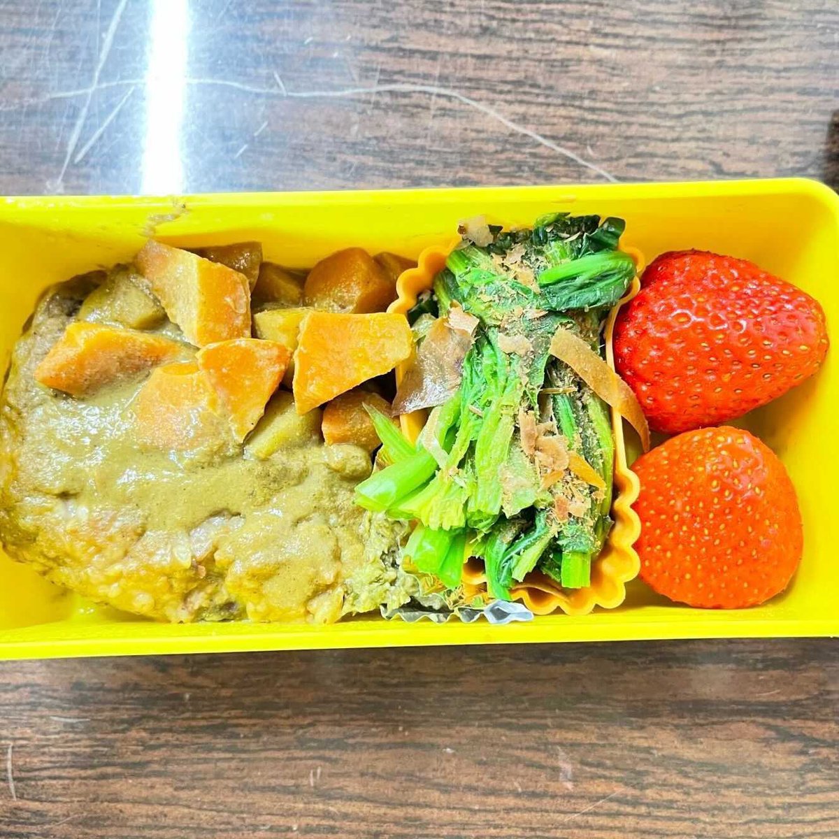 高橋ひなこ S Tweet 昨日のお昼は 時間がなくて 国会内の控え室でお弁当を食べました 夜は 実は同じメニュー ココナッツカレー ほうれん草 ふきのとう味噌 に 賞味期限が切れそうなお豆腐を使った味噌汁と 豆腐ステーキを作りました 割烹ひなこ 昨日
