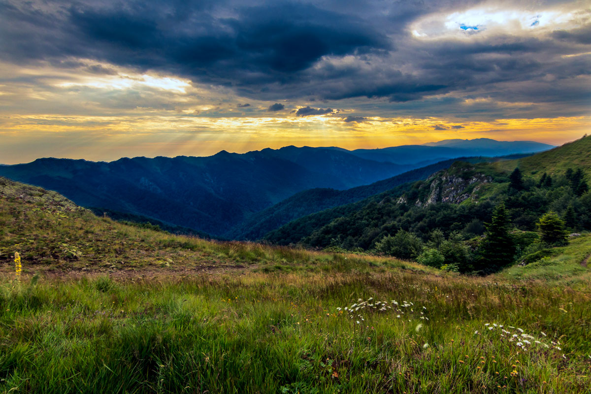 The sky is watching us! #sunrise #clouds #eyes #colourful #amazinglight #mountainview #sky