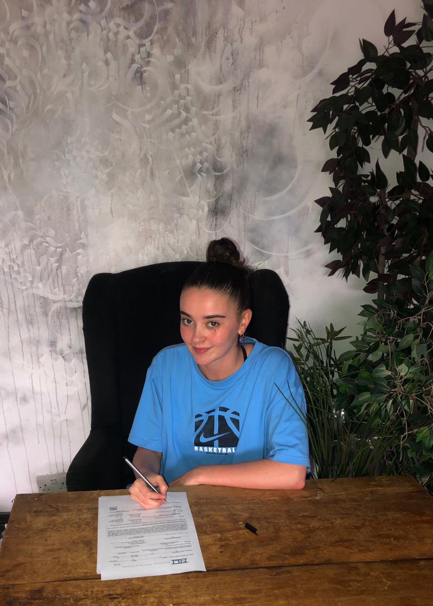 CharnwoodBball's tweet photo. Amazing to see @mjeanjames making it official and signing her National Letter of Intent to @LRUWBB! 

Congratulations Molly 

#BritishBasketball https://t.co/GYZJrnHpE7