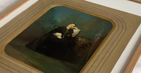 <a href="/Invisu/">InVisu</a> 
⫸ La photo-peinture au XIXe siècle : faire œuvre de coloriage

Comment peindre quand on ne sait pas dessiner ? La réponse en images, à partir de photographies du XIXe siècle retouchées en couleur ou largement colorisées

⫸⫸📽️ à voir sur canal-u.tv/video/invisu/l…
#CanalU