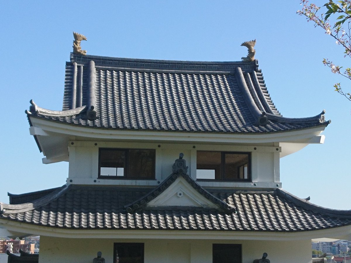 ojaki1's tweet photo. 城山公園の脇にある、旭城。
本当のお城ではなく、1階はレストラン。
#一日一鯱 https://t.co/L03Sehz5Lx