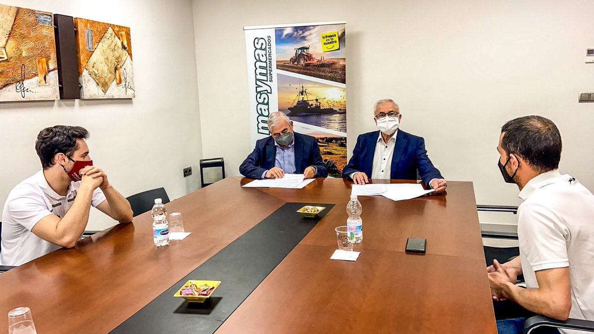 La Fundació ha signat, la seua renovació amb <a href="/masymas_Super/">masymas Supermercados</a> 
En l'acte que ha tingut lloc en les oficines de <a href="/masymas_Super/">masymas Supermercados</a>, han assistit Jose Juan Fornes, el president de la fundació <a href="/pepecatalunya/">pepcatalunya</a> i els jugadors  <a href="/ginerpilotari/">Marc Giner de Murla</a> i <a href="/pereribesgarcia/">Pere Ribes</a> 

#pilotaprofessional