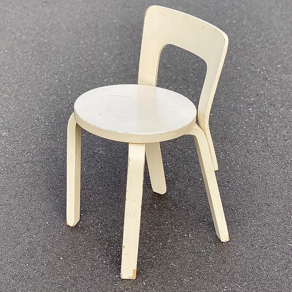 ArtekJapan's tweet photo. ＜2nd Cycle 65 チェア ホワイト ラッカー＞。
1950年代に製品され、マイナスネジ、レッグ4本スリット、ペイントの経年変化によるパティナから歴史を感じられます。時を越えて愛されてきた製品です
#artek #artektokyo #2ndCycle #アルヴァアアルト #北欧ヴィンテージ 
#artekwebstore からも購入可能 https://t.co/uUjF1AcXUs