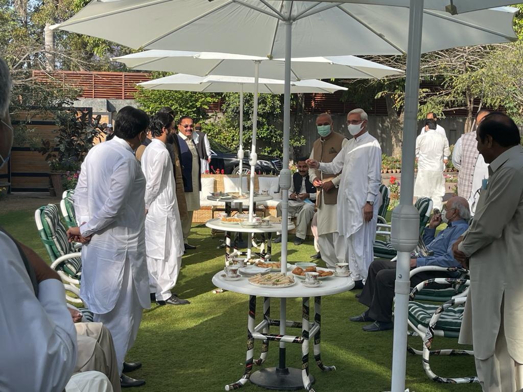 لاہور: جہانگیر ترین سے ان کی رہائش گاہ پر صوبائی وزرأ، مشیران، ممبران قومی اور صوبائی اسمبلی کی ملاقات۔ ملاقات کرنے والوں میں غلام محمد لالی، راجہ ریاض، غلام بی بی بھروانہ، نعمان لنگڑیال، زوار وڑائچ، نذیر بلوچ، اسلم بھروانہ، عبدالحی دستی، خرم لغاری، طاہر رندھاوا، امیر محمد خان۔۔۔