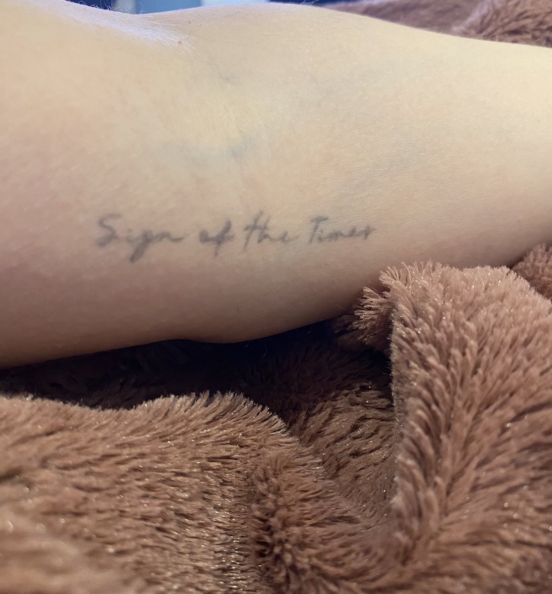 It’s a little faded but I got this a year after I went into remission. I played this song on a loop the entire ride to the hospital @Harry_Styles I am forever grateful 💕 #signofthetimes #harrystyles #4yearscancerfree