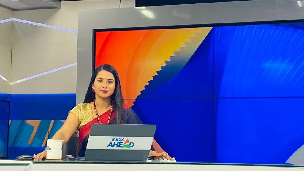 SudhaSadhanand's tweet photo. So pretty looks my colleague @Palaksharmanews in a sari! @IndiaAheadNews we are clear: wear what brings the best in you! Saris, my favourite is a topping. @kittybehal10 @Jacobmathewlive @khushsundar @BrindaAdige @kavitaashok1969 https://t.co/TgbL8LH3bZ