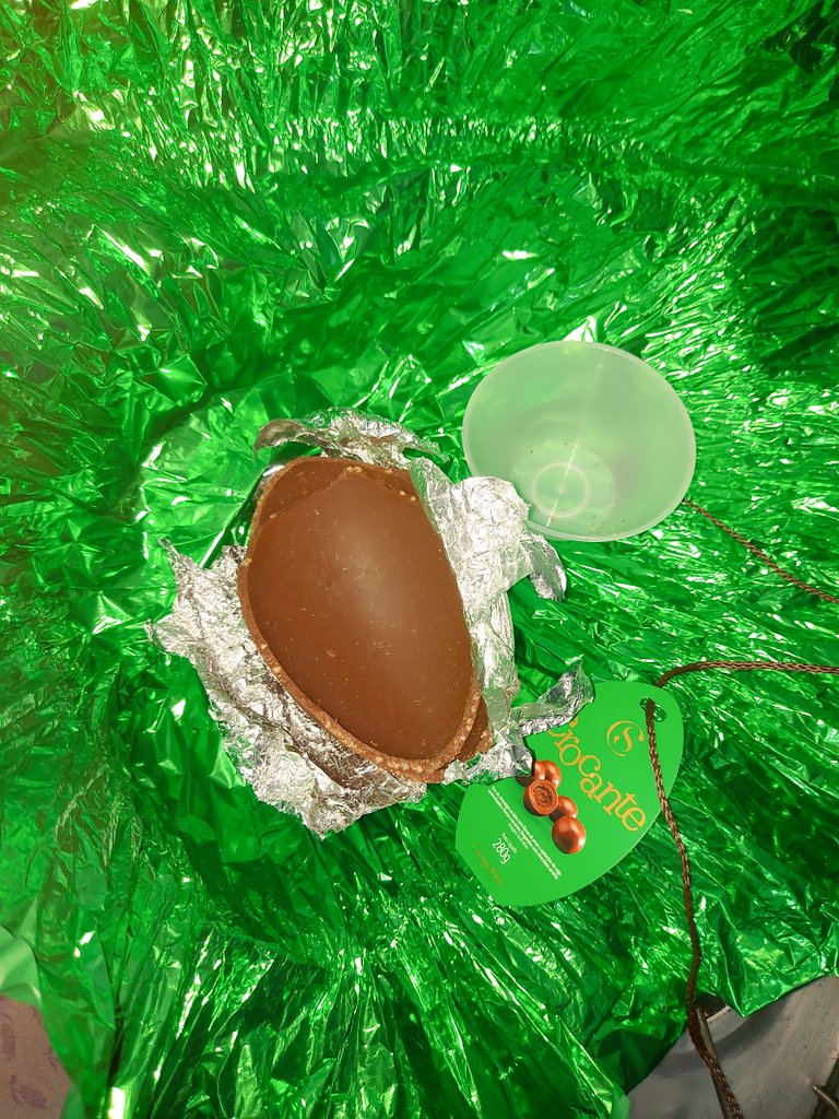 priscilanajjar's tweet photo. A promoção da @cacaushow é leve 3 ovos e pague 2. O 3° de graça, vem comido, sem bombom e sem papel alumínio! O vendedor da loja do Shopping Via Brasil em Irajá/RJ ainda disse que "era o último crocante e que só estava quebradinho". Olha ai @ProconRJ , quebradinho nada, comido! https://t.co/lQ0VeePZ8o
