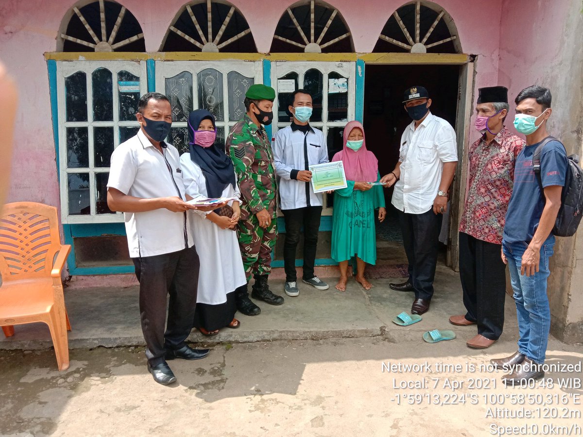 putra89bayu's tweet photo. Penyaluran BLD DD. Tahap pertama bulan januari thn 2021,Nagari Puluik-Puluik Kecamatan IV Nagari Bayang Utara,Kab. Pesisir Selatan. Prov. SUMBAR. 
#jikowi
#halimiskandarnu
#taufikmadjid
#imamsyukri
#puspenpmd 
#Tppkrmendes
#kemendesa
#mulaidaridesa https://t.co/IrtNPjL0Vi https://t.co/BlWe8tbLVt