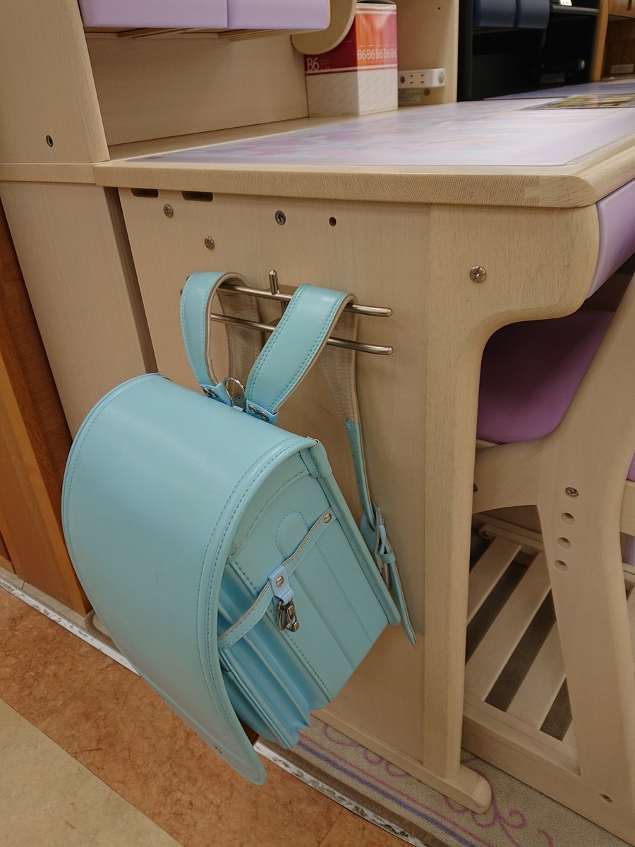 Oh Kawa 大川家具 戸田店 さあ ここで問題です O クエッショ ン さて この部品は一体何でしょうs ヒントはランドセル です ってもう答え言ってるって O そうです コイズミ学習机ならではの自慢のランドセルフックです