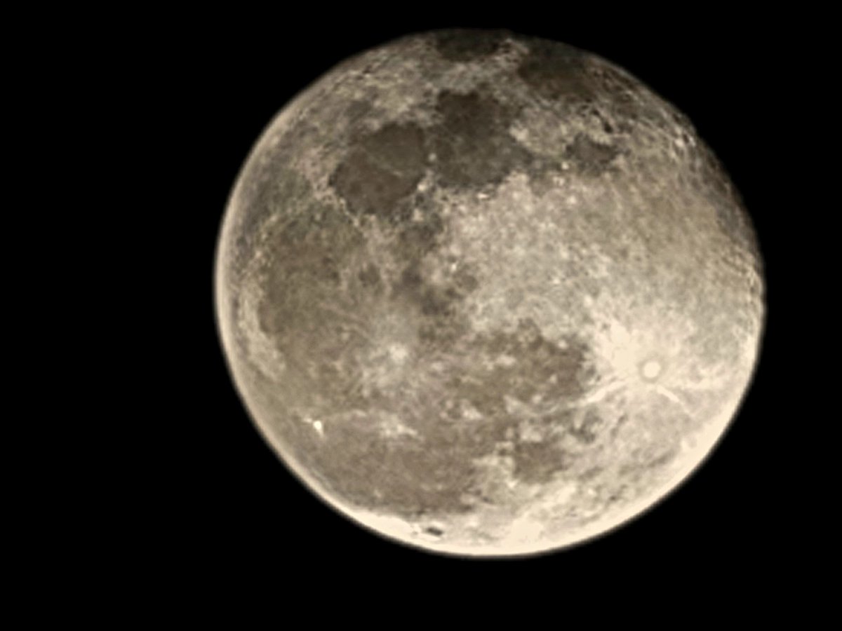 thisguy1013's tweet image. Not bad for a phone camera zoomed in to get this shit of the moon from where I was standing in the shot of the field. #GalaxyS21Ultra kudos ... Now if only my hands wear steady enough to get a better shot.