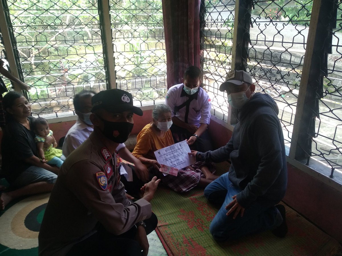 putra89bayu's tweet photo. Penyaluran BLD DD. Tahap pertama bulan januari thn 2021,Nagari Puluik-Puluik Kecamatan IV Nagari Bayang Utara,Kab. Pesisir Selatan. Prov. SUMBAR. 
#jikowi
#halimiskandarnu
#taufikmadjid
#imamsyukri
#puspenpmd 
#Tppkrmendes
#kemendesa
#mulaidaridesa https://t.co/IrtNPjL0Vi https://t.co/BlWe8tbLVt